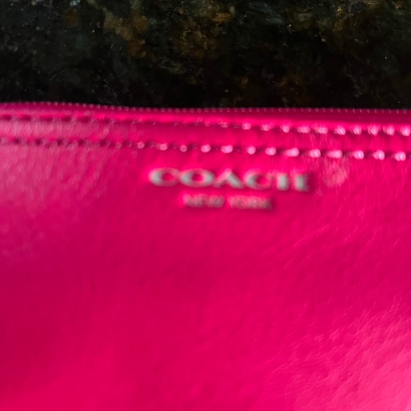 Coach bright pink soft leather embossed design Silver hardware wristlet wallet - Picture 4 of 5